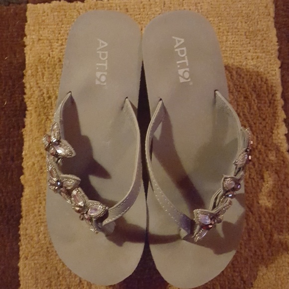 *GUC* Apt. 9 Gray Flower Wedge Sandles - Picture 2 of 4